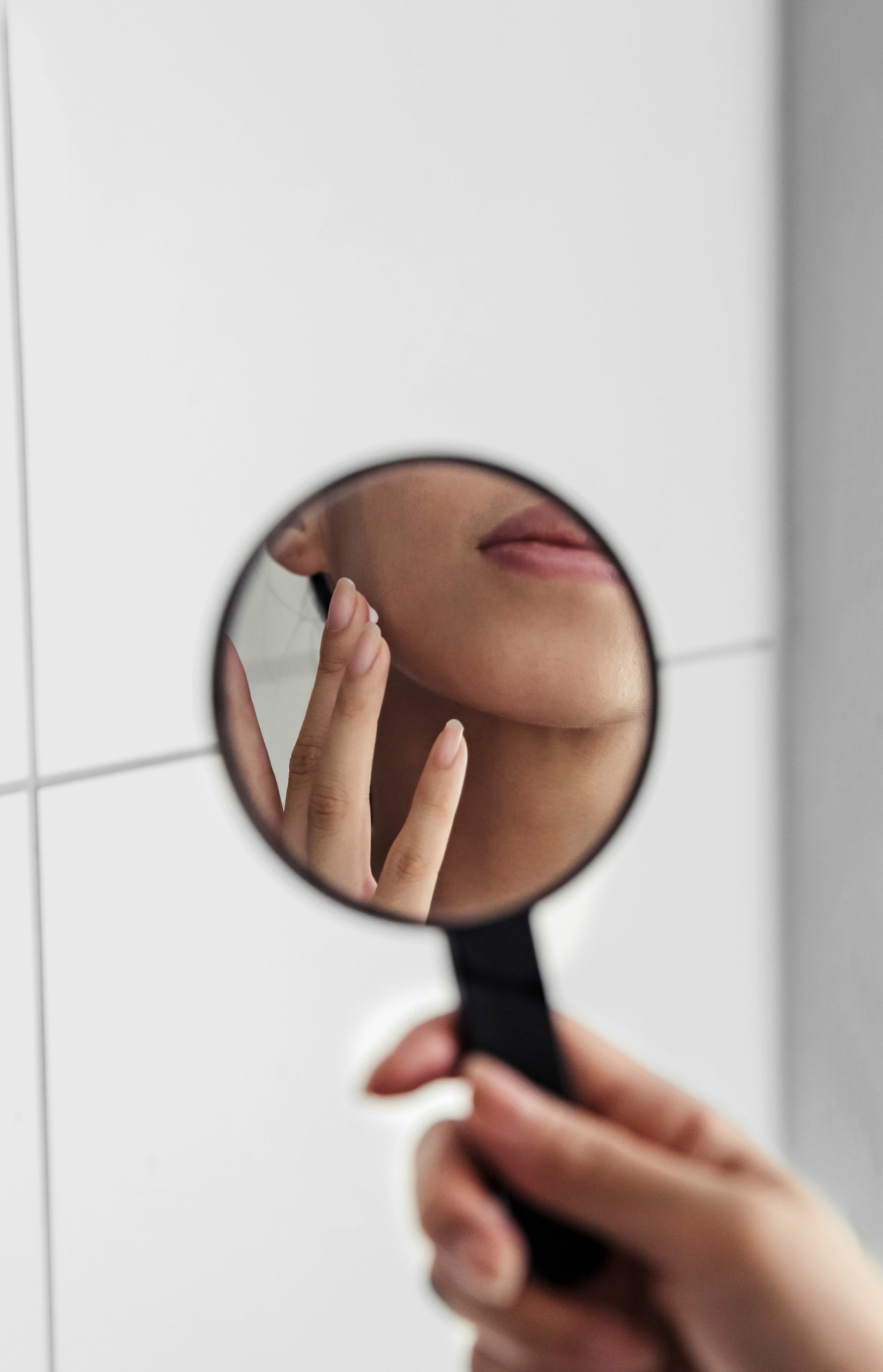 Agache woman reviewing product