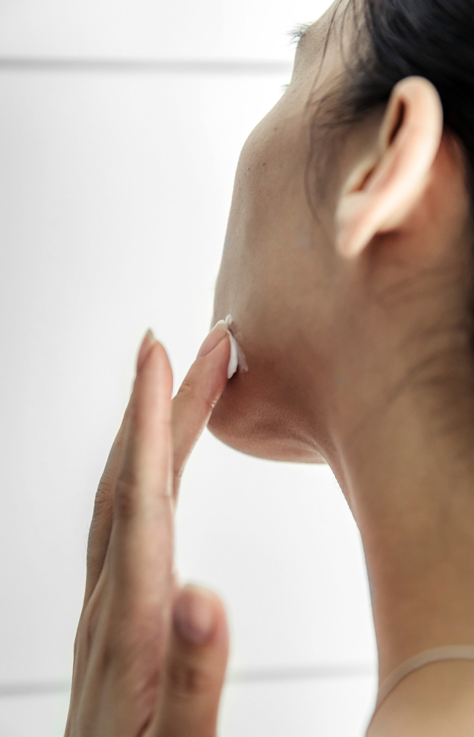 Agache woman reviewing product