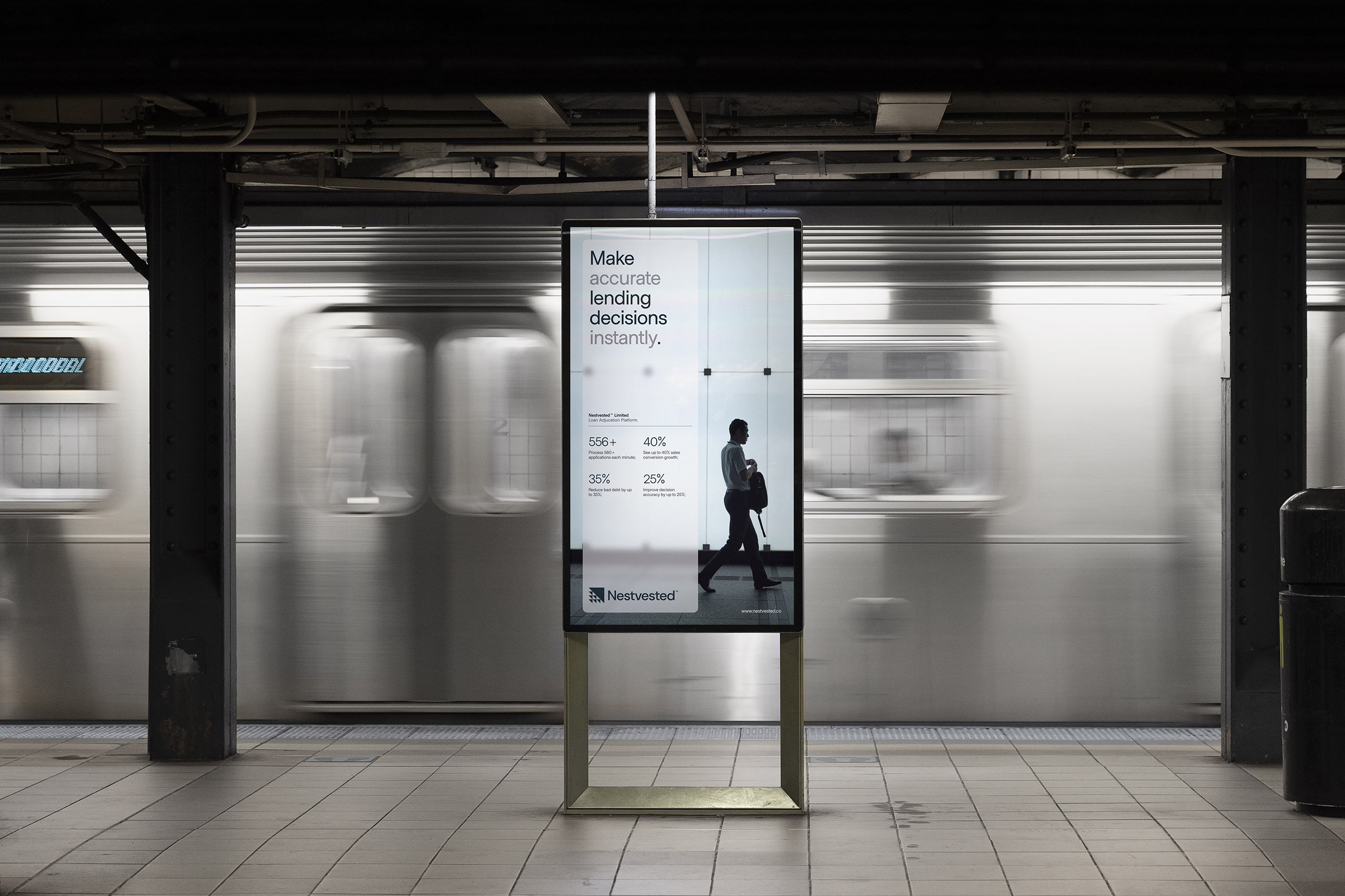 Nestvested poster in a train station